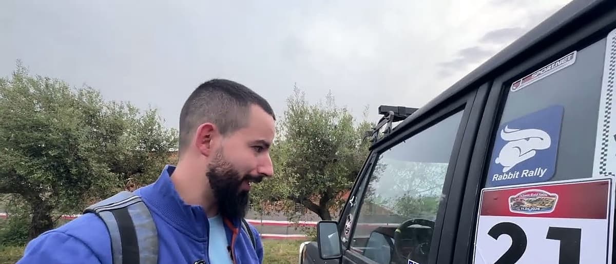 Andrés Cubero con el dorsal 21 junto al Pajero