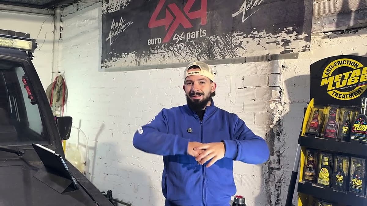 Andrés en el taller con recambios de Euro4x4parts