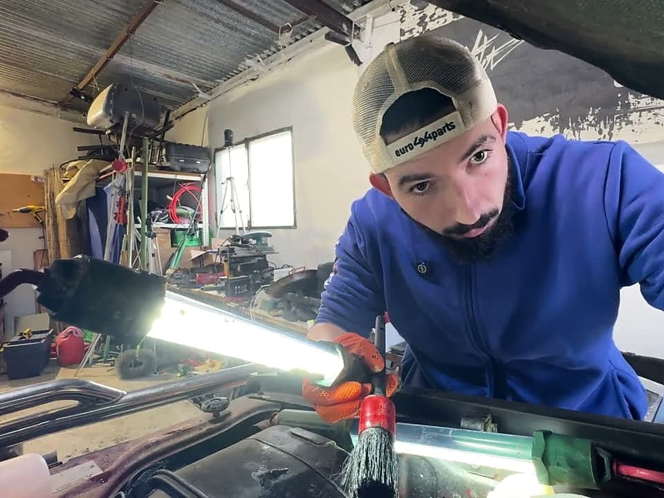 Trabajando en el Pajero en el taller antes de la ITV